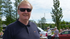 Midsommar är gränsen för Folke Lindström. Då ska nypotatisen finnas på bordet. Medelålders blond man i glasögon, Folke Lindström i Nagu.