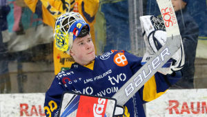 Lassi Lehtinen tackar fansen efter en match. Lassi Lehtinen tackar fansen efter en match.