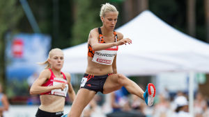 Det var under FM i fjol som Camilla Richardsson fick en fraktur i båtbenet. Camilla Richardsson hoppar över ett hinder.