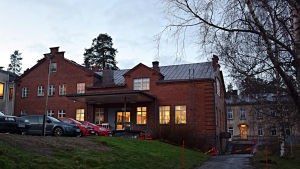 M-huset finns på områdets östra sida och är inritat i ett kvartersområde för affärs- och kontorsbyggnader. Byggnad i rött tegel.