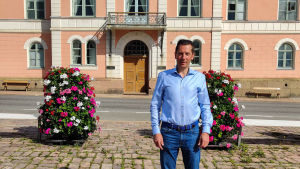 Lovisas stadsdirektör Jan D. Oker-Blom ser också flera problem i reformen, men tror den kan fungera. Arkivbild. En man står framför ett rosa stenhus.