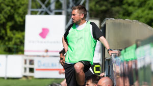Joonas Laurikainen lotsade TPS i matchen mot FC Lahti. Joonas Laurikainen lutar sig mot staketet då han tittar mot planen.
