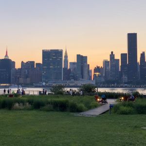 FN har kanske en glamorös
framtoning, men högkvarteret i New York kritiseras för byråkrati och stelhet. Aftonrodnad över Manhattans skyskrapor, bland annat FN-byggnaden och Trump World tower på andra sidan om East River.