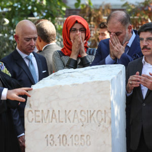 Den före detta fästmön till Jamal Khashoggi, Hatice Cengiz, deltar i en minnesstund för Khashoggi i Istanbul, ett år efter att han mördades. Viisi ihmistä seisoo valkoisen muistokiven takana.