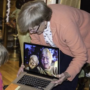 barnbarn pratar med mor/farförälder via Skype/datorn