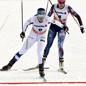 Krista Pärmäkoski går i mål strax före Sadie Bjornsen. Krista Pärmäkoski går i mål strax före Sadie Bjornsen.