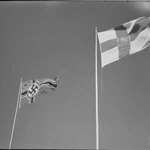 Hakaristilippu ja Suomen lippu jatkosodan aikaan
