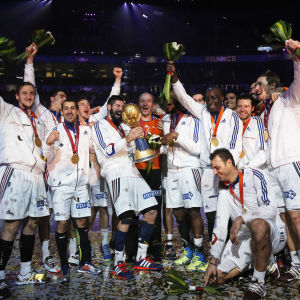 Frankrike är regerande OS-, VM- och EM-guldlag. Nikola Karabatic lyfter VM-bucklan, 2015.