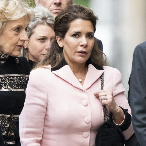 Exfrun, Haya bint al-Hussein, har två barn med shejk Mohammed. Kvinna iklädd rosa ser in i kameran. Hon omges av två kvinnor och en man. Kvinnan är jordaniens prinsessa Haya bint Al Hussein.