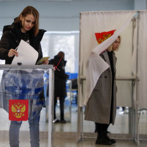 Nainen äänestämässä Moskovassa.
