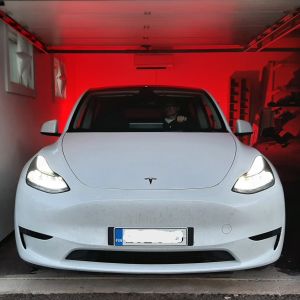 En vit Tesla i ett garage.
