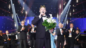 Tuore tangokuningas 2016, Marco Lundberg lavalla laulamassa.