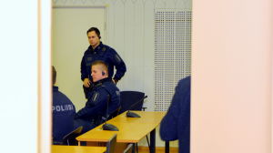 Säkerhetspådraget var stort i tingsrätten med många poliser på plats. Poliser inne i domsal.