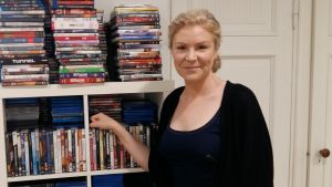 Filmproducenten Leila Lyytikäinen anser att filmbranschen måste ta ett större ansvar för hur man bemöter människor som kommer från teaterskolan. Filmproducenten Leila Lyytikäinen poserar vid en dvd-hylla