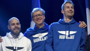 Teemu Pukki, Markku Kanerva och Lukas Hradecky var på strålande humör. Teemu Pukki, Markku Kanerva och Lukas Hradecky vid folkfesten.