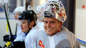 "Jag är i grunden positiv och det har varit till stor hjälp." Kevin Lankinen, ishockeymålvakt