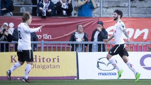 Petteri Forsell och Nahir Besara firar det sena 2–1-segermålet mot Malmö i september. Petteri Forsell och Nahir Besara firar det sena 2–1-segermålet mot Malmö i september.