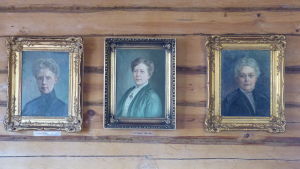 Fanny Tavaststjerna, Cely Mechelin och Vera Hjelt hänger ännu ihop i Villa Mechelin, numera som porträtt. Tre porträtt på en brun stockvägg. Oljemålningar som föreställer tre kvinnor; Fanny Tavaststjerna, Cely Mechelin och Vera Hjelt