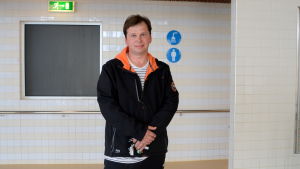 Max Roos, förman för Borgå stads idrottsanläggningar. Arkivbild från sommaren 2019. En man står utanför ett omklädningsrum i en simhall.