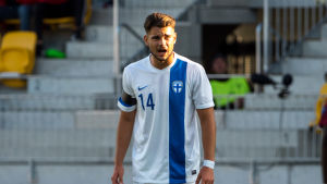 Sergei Eremenko har spelat 32 ungdomslandskamper för Finland. Sergei Eremenko ska slå en frispark.
