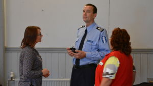 Röda Korset och polisen fick svara på många frågor. röda korset i diskussion med polisen