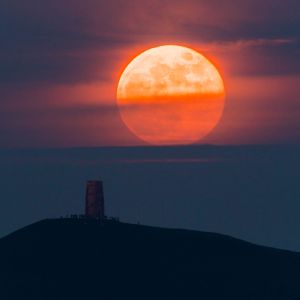 Supermåne syns i Storbritannien i maj 2021. Månen är något rödorange.