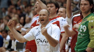 År 2008 firade han segern i EHF-cupen tillsammans med HSG Nordhorn. Handbollstränaren Ola Lindgren jublar då hans lag Nordhorn vunnit EHF-cupen 2008.