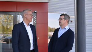Michael Smirnoff (t.v.) har lärt sig mycket om umgänge och kommunikation med personer från andra kulturer under sin tid på Citec. Här är han tillsammans med sociologen Kjell Herberts. två män står och pratar framför en dörr