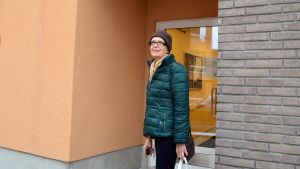 Aila Aalto har snart bott i sitt nya hem i en månad. Stort byggnadsområde med färgfulla fasader.