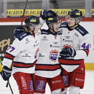  TuTon Daniel Takkunen, Jesse Vuorela ja Miika Tiihonen juhlivat Vuorelan tekemää maalia Jokereita vastaan Helsingissä.