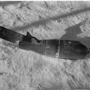 16.2.1940 Lentopommi valmistettu 15 cm.kranaatista. Peräsimessä vuosiluku 1934. Vuokselassa Karjalankannaksella