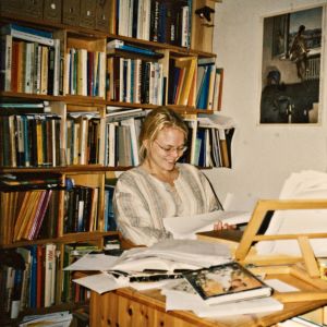 Heli Laaksonen tutkii valmistunutta graduaan.