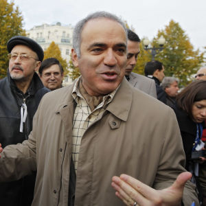 Garri Kasparov i beige jacka. 