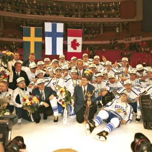 Suomen jääkiekkomaajoukkue voittoisana vuonna 1995.