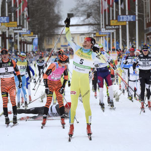 John Kristian Dahl korsar mållinjen som etta. John Kristian Dahl, Vasaloppet 2016.