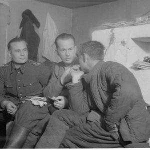 28.1.1940 Kelivaaralla Er.P 8 esikunnassa kuulustellaan vangeiksi otettua ryssän kapteenia.