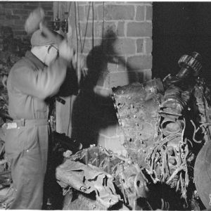 28.2.1940 Ryssien lentokoneita pienennetään sulattamista varten Suomi-valimossa