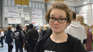 Drömsommarjobbet skulle vara att jobba på bageri, säger Henrica Westerholm. flicka på mässa i lovisa idrottshall