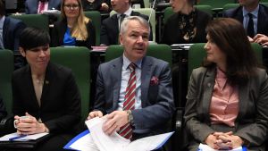Norges utrikesminister Ine Eriksen Søreide, Finlands utrikesminister Pekka Haavisto och Sveriges utrikesminister Ann Linde gästade Hanaholmens utrikespolitiska debattforum Hanalys på torsdagen. Ine Marie Eriksen Söreide, Pekka Haavisto och Ann Linde sitter bredvid varandra på Hanaholmen.
