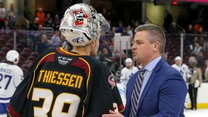 Sheldon Keefe ny chefstränare i Maple Leafs. Sheldon Keefe tackar motståndarmålvakten Brad Thiessen efter att Toronto avancerat till semifinal i AHL-slutspelet.