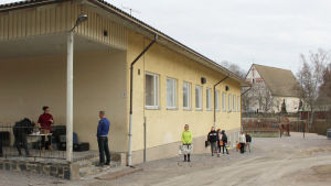 Ingåbor står i kö och väntar på mat. Med ordentligt avstånd från varandra förstås. folk köar för att få skolmat
