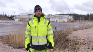 Johan Stenfors har lagt märke till att det är lugnare på vägen än vanligt. En man i gula skyddskläder på en gård. I bakgrunden syns Café Lilja och riksväg 6.