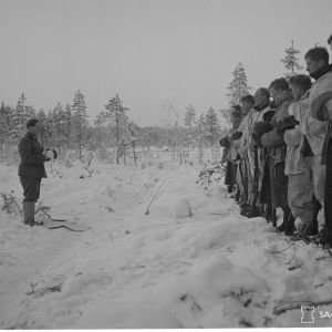 Jumalanpalvelus Saharan kauhun komppaniassa, past. Antti J. Rantamaa. 24-12-39.