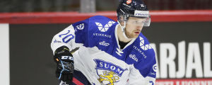 Aleksi Mustonen fick spela landslagshockey i februari. Aleksi Mustonen i Finlands landslagströja.