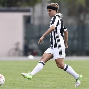 Tuija Hyyrynen i farten för Juventus Tuija Hyyrynen i farten för Juventus.