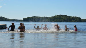 Sommaraktiviteter gör att barnen knyter nya kontakter. Simskola i sjön Dragsfjärden 2014