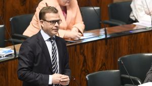Petteri Orpo (Saml) bad om statsministerns upplysning. Petteri Orpo (Saml) i riksdagen den 29 april 2020.