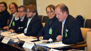 Flera medborgarorganisationers representanter var på plats i riksdagen för att försvara medborgarinitiativet. Jukka Leppänen från Pro Heinävesi förklarar för riksdagens ekonomiutskottet hur gruvlagen borde förnyas.