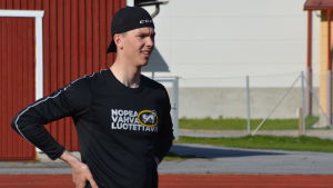 Joel Blomqvist hoppas få visa vad han går för i Edmonton. Joel Blomqvist står och tittar