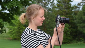 Emma Reijonen fotograferar Ingåbor i deras vardagsmiljö. Emma Reijonen fotograferar.